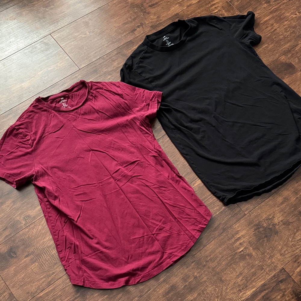 H&M Black and Burgundy Long Fit Short Sleeve Tees